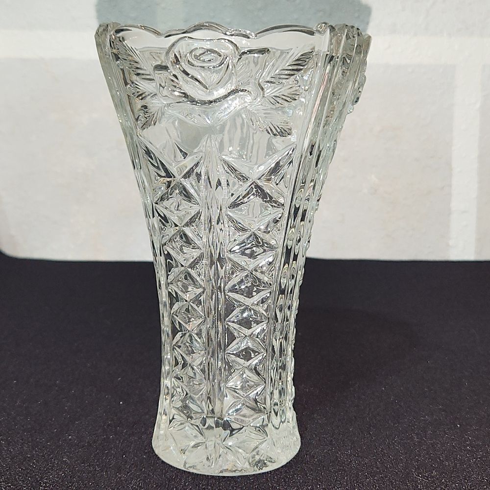 Beautiful Crystal Dorsett Rose Designed Floral Vase